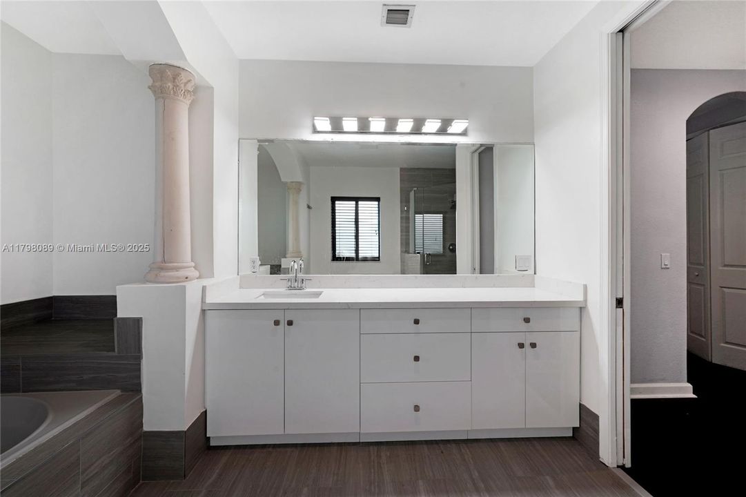 Recently Sold: $820,000 (5 beds, 4 baths, 3945 Square Feet)