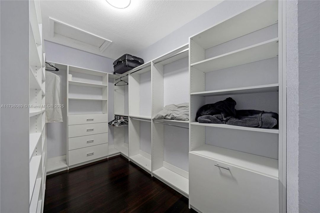 Recently Sold: $820,000 (5 beds, 4 baths, 3945 Square Feet)