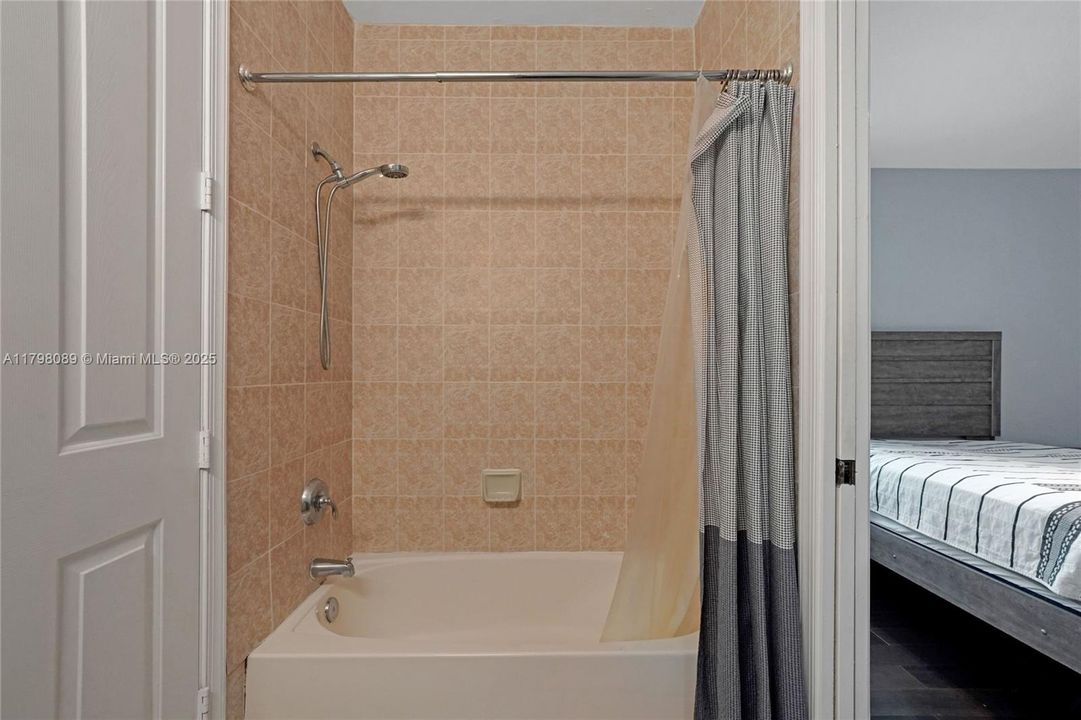 Recently Sold: $820,000 (5 beds, 4 baths, 3945 Square Feet)