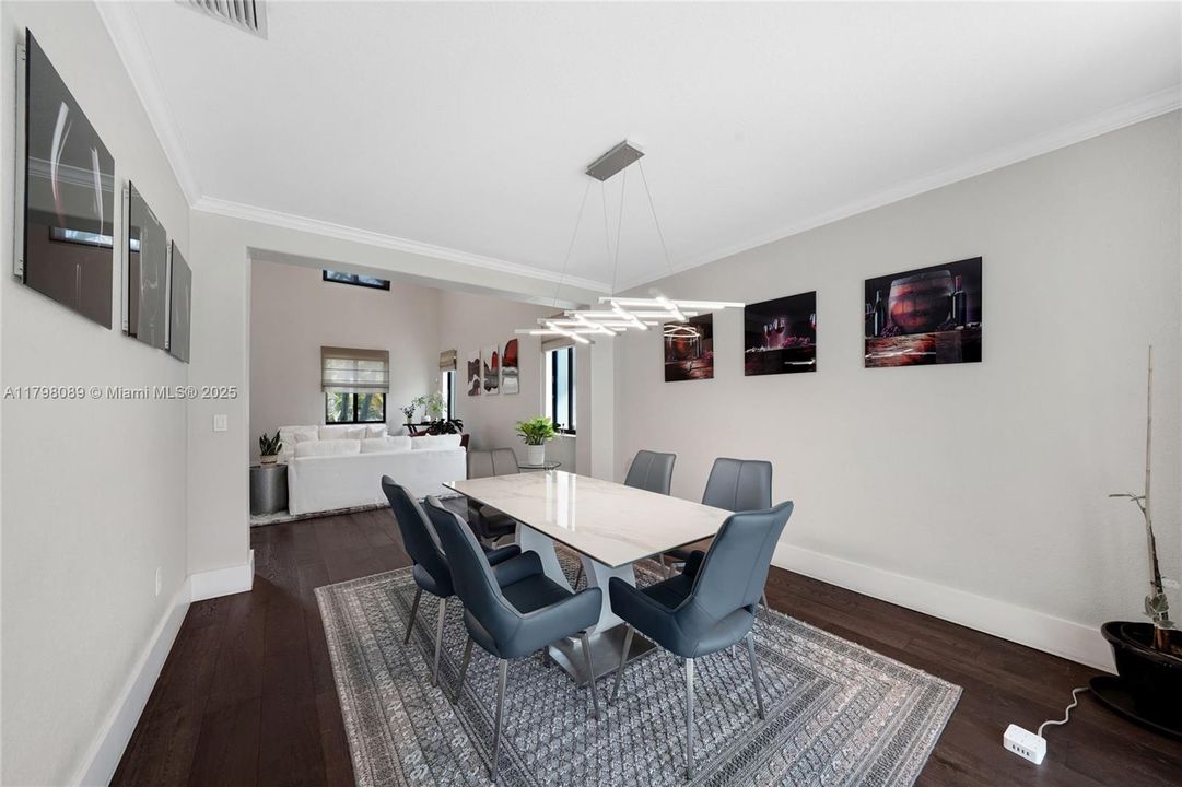 Recently Sold: $820,000 (5 beds, 4 baths, 3945 Square Feet)