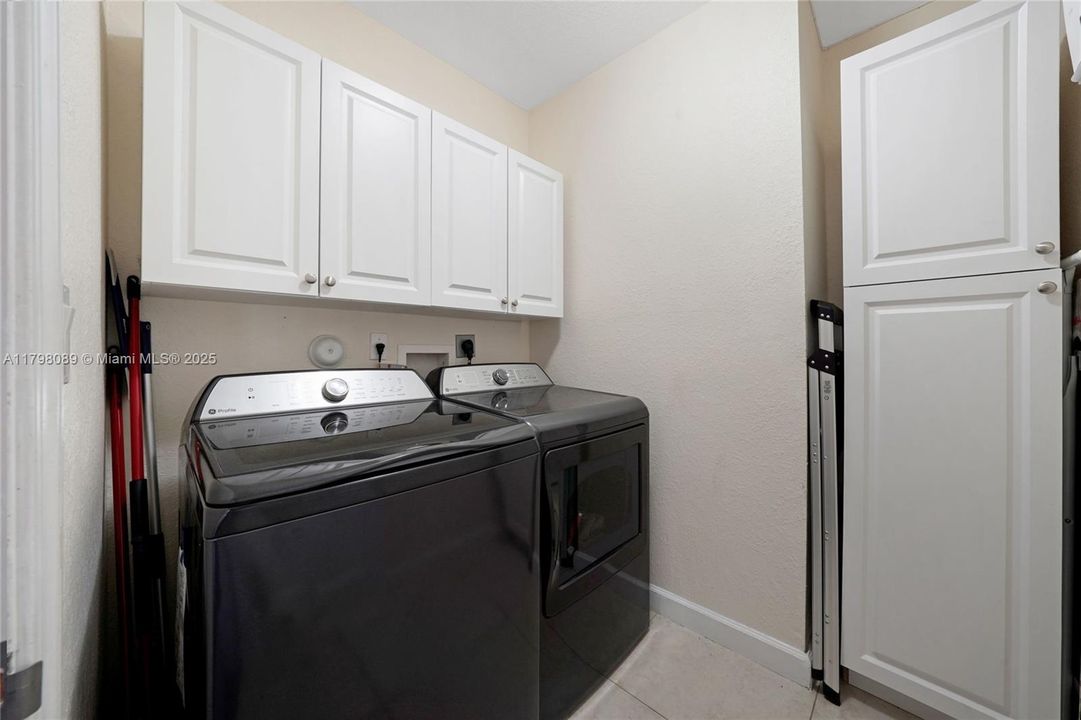 Recently Sold: $820,000 (5 beds, 4 baths, 3945 Square Feet)