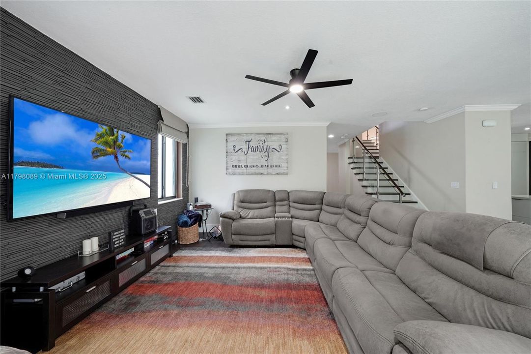 Recently Sold: $820,000 (5 beds, 4 baths, 3945 Square Feet)