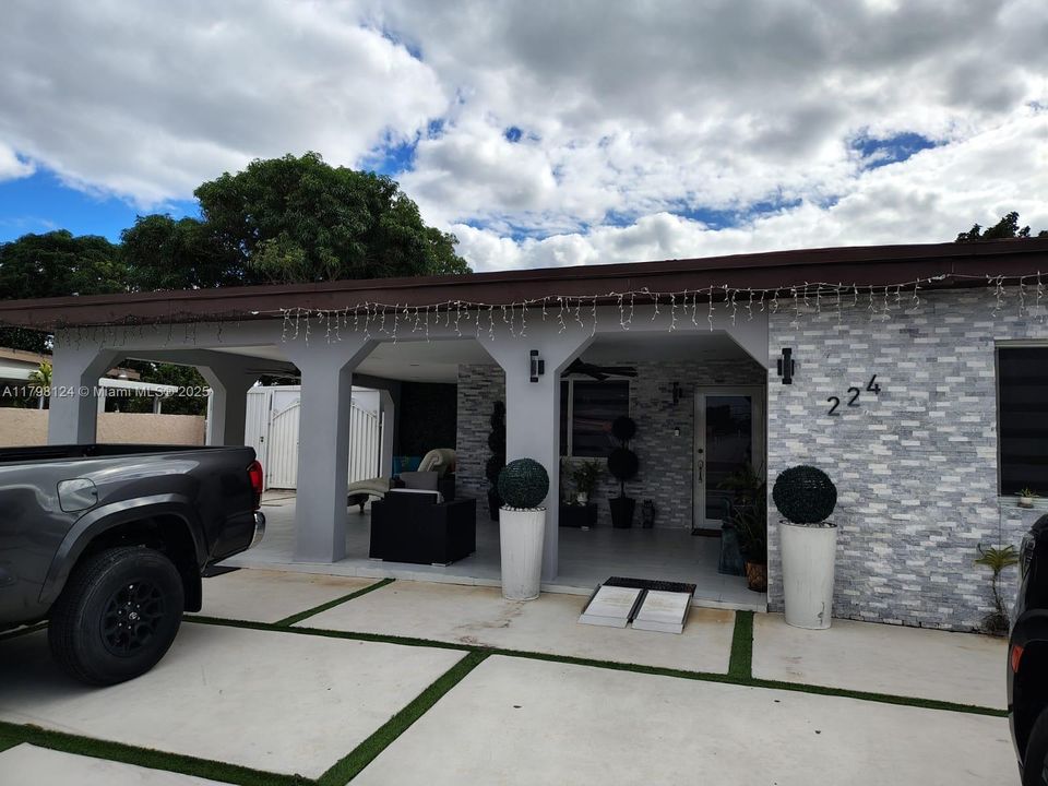 En Venta: $950,000 (6 camas, 5 baños, 3383 Pies cuadrados)