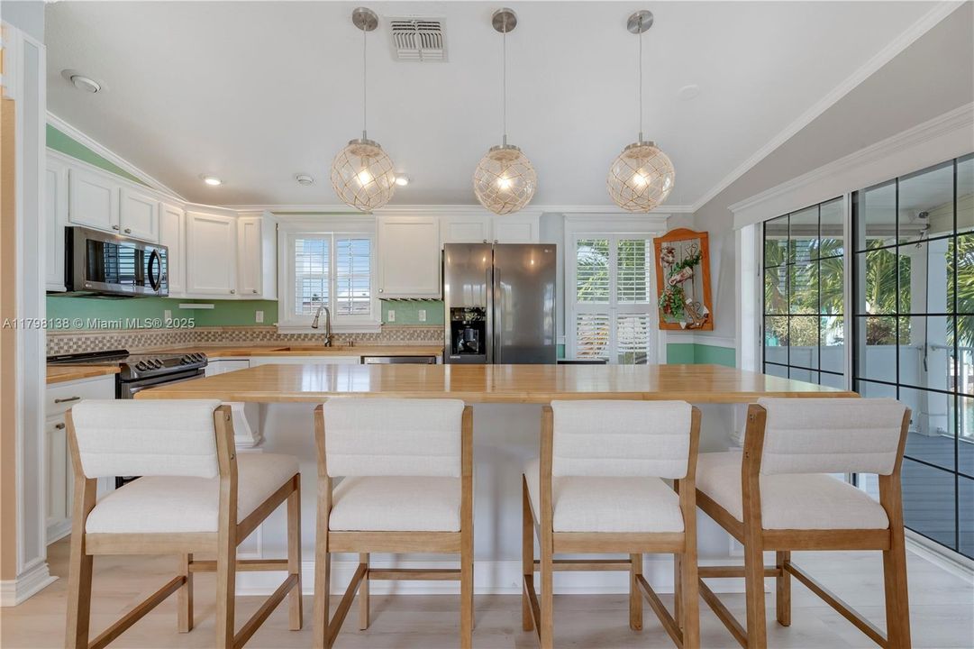 Недавно продано: $1,145,000 (3 спален, 2 ванн, 1056 Квадратных фут)