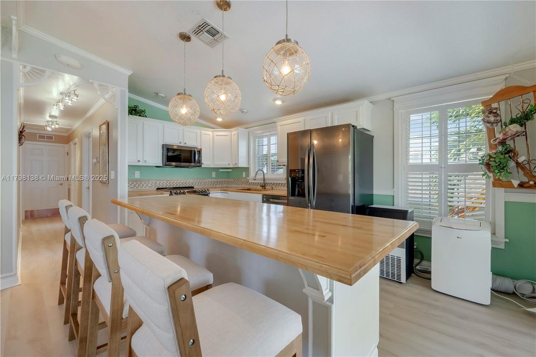 Недавно продано: $1,145,000 (3 спален, 2 ванн, 1056 Квадратных фут)