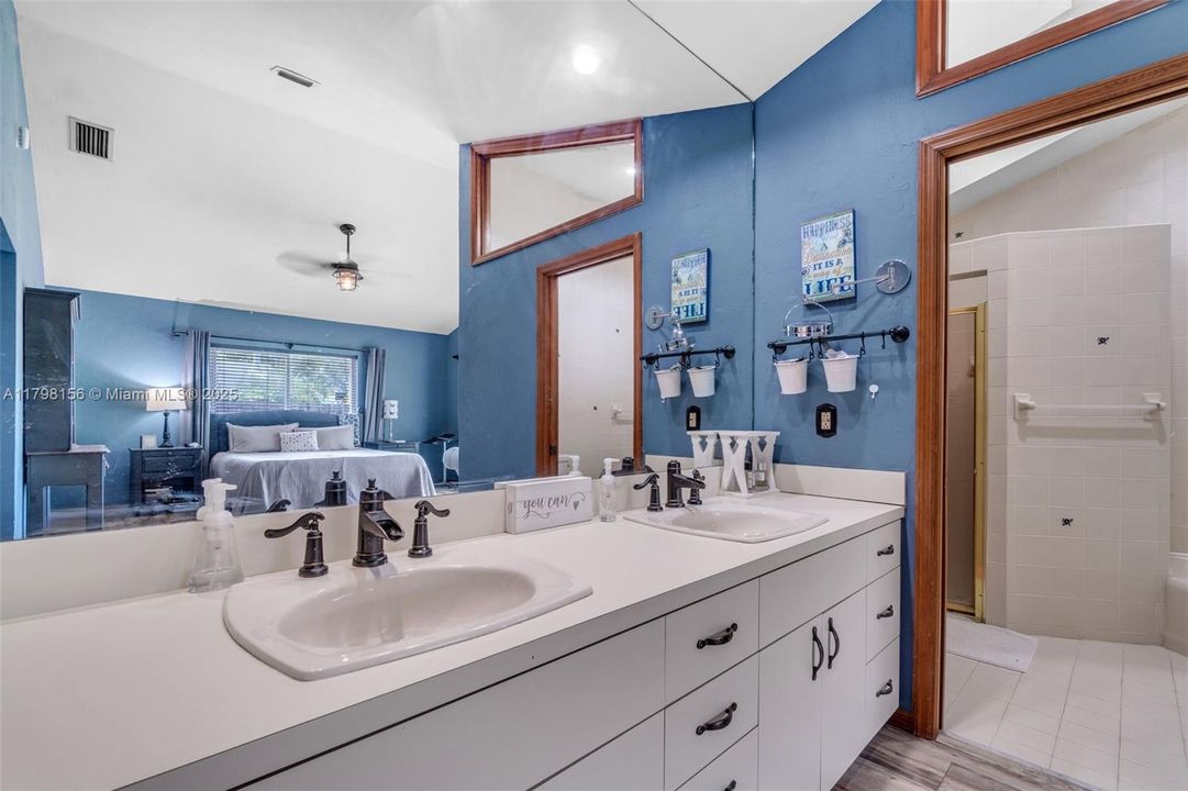 Vendido Recientemente: $815,000 (4 camas, 2 baños, 3154 Pies cuadrados)