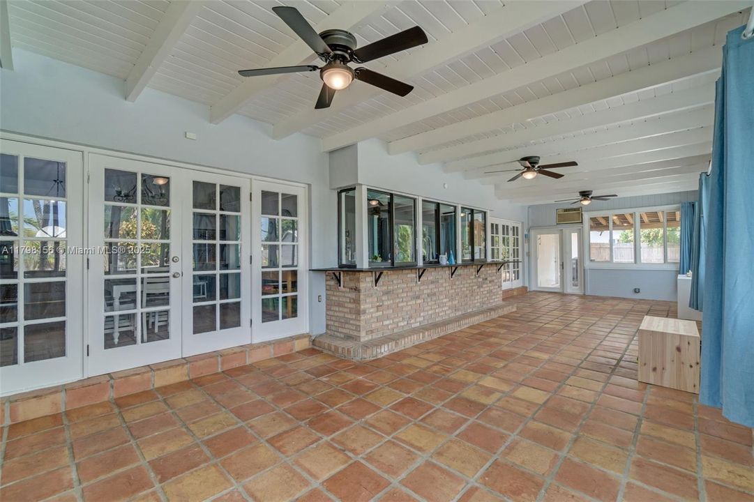 Vendido Recientemente: $815,000 (4 camas, 2 baños, 3154 Pies cuadrados)