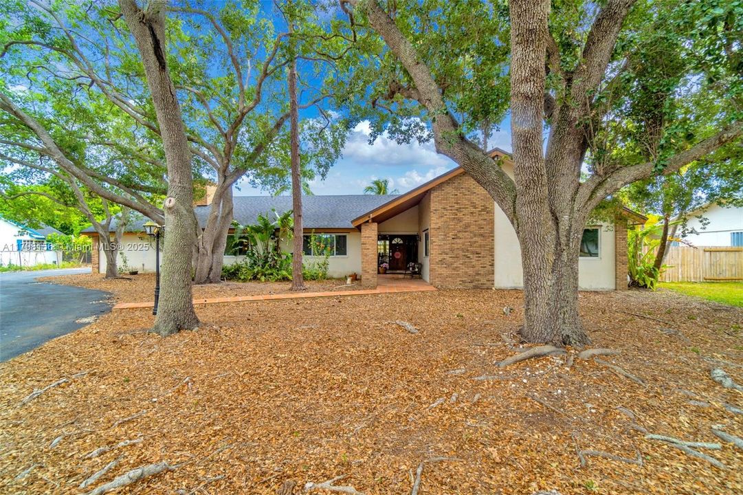 Vendido Recientemente: $815,000 (4 camas, 2 baños, 3154 Pies cuadrados)