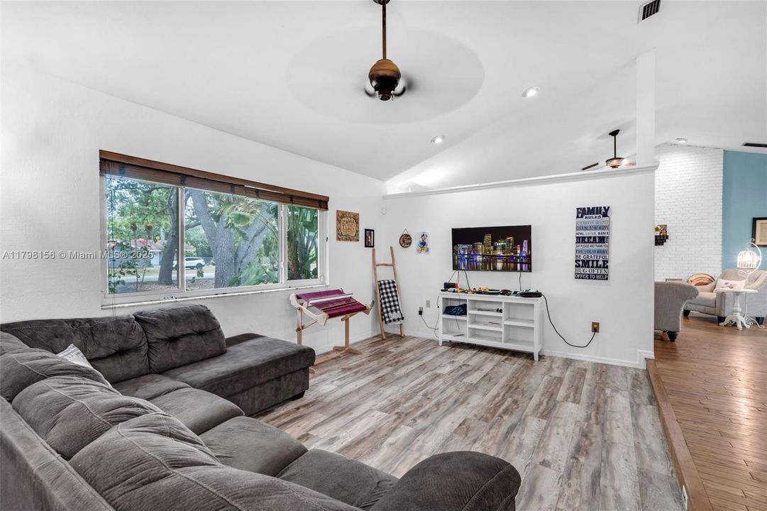 Vendido Recientemente: $815,000 (4 camas, 2 baños, 3154 Pies cuadrados)