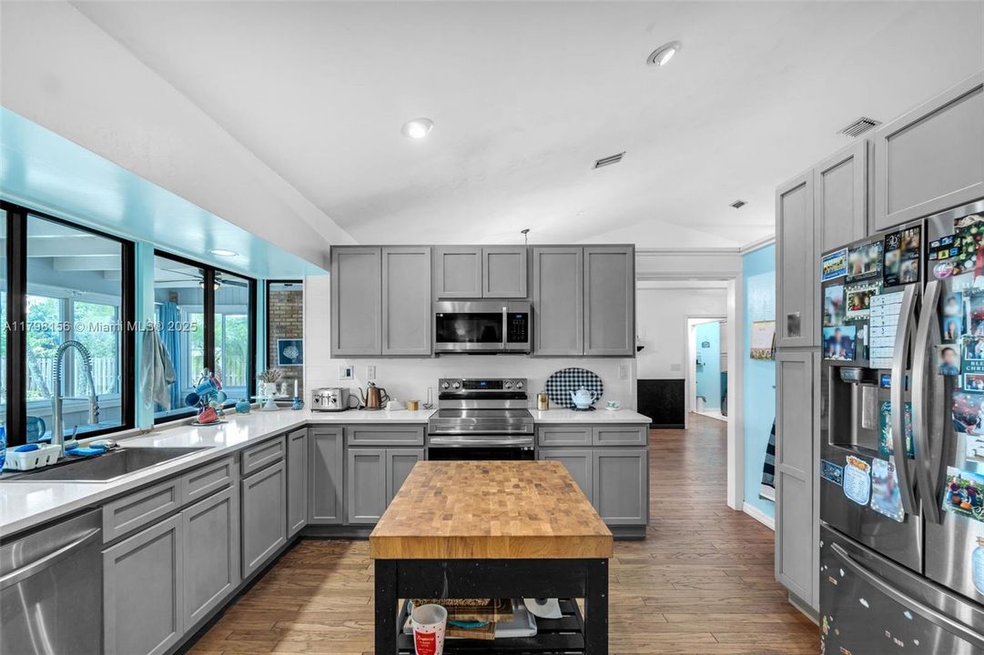 Vendido Recientemente: $815,000 (4 camas, 2 baños, 3154 Pies cuadrados)