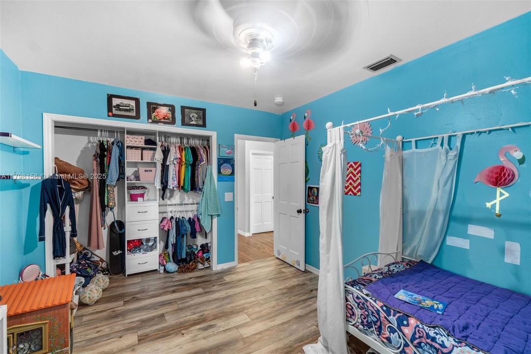 Vendido Recientemente: $815,000 (4 camas, 2 baños, 3154 Pies cuadrados)