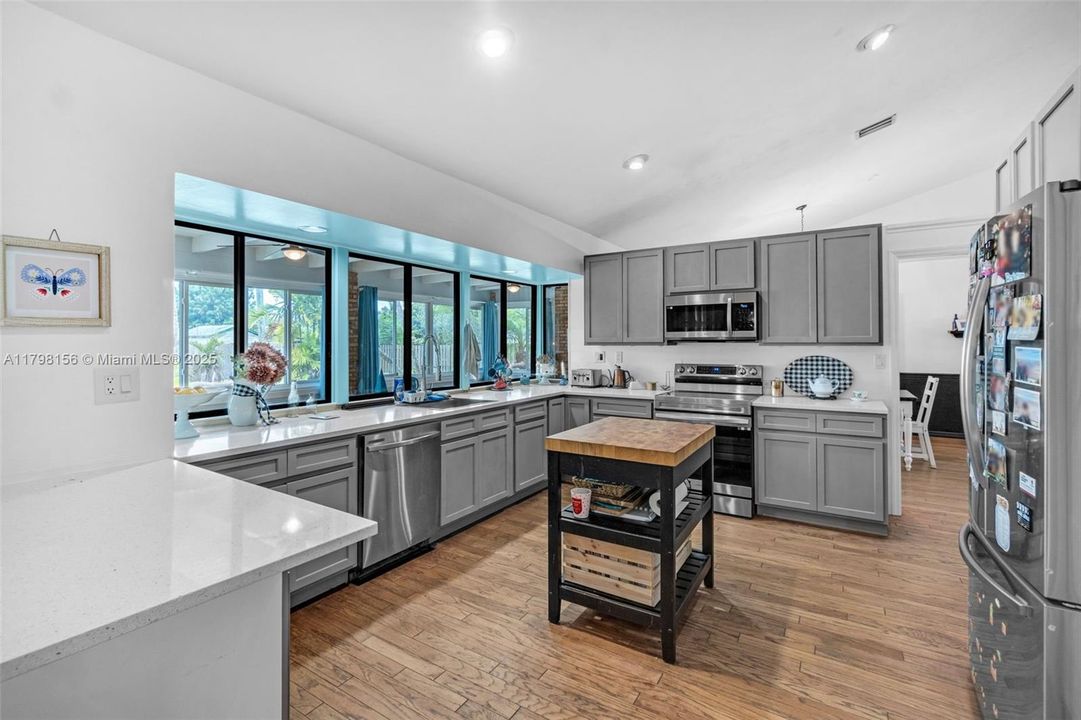 Vendido Recientemente: $815,000 (4 camas, 2 baños, 3154 Pies cuadrados)