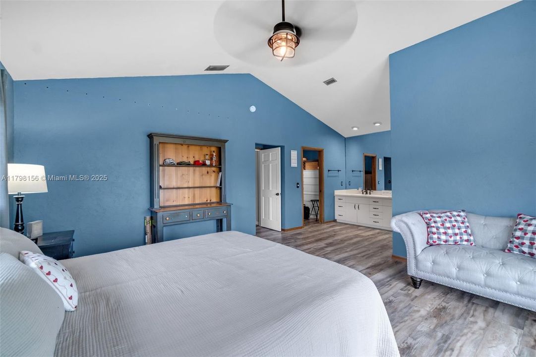 Vendido Recientemente: $815,000 (4 camas, 2 baños, 3154 Pies cuadrados)