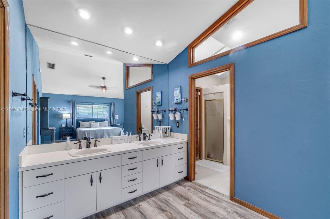 Vendido Recientemente: $815,000 (4 camas, 2 baños, 3154 Pies cuadrados)