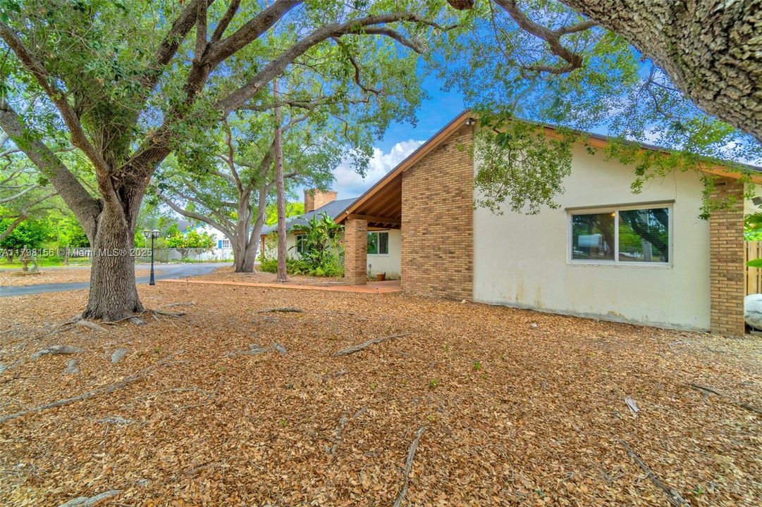 Vendido Recientemente: $815,000 (4 camas, 2 baños, 3154 Pies cuadrados)