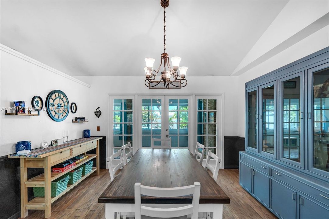 Vendido Recientemente: $815,000 (4 camas, 2 baños, 3154 Pies cuadrados)