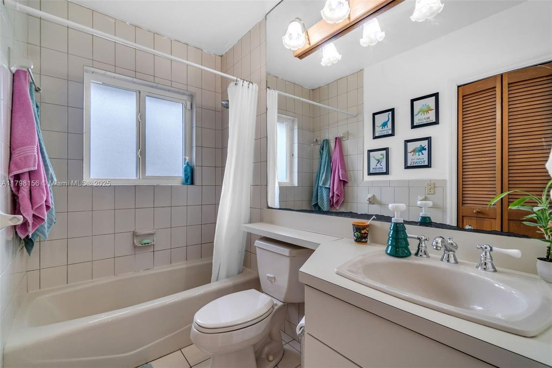 Vendido Recientemente: $815,000 (4 camas, 2 baños, 3154 Pies cuadrados)