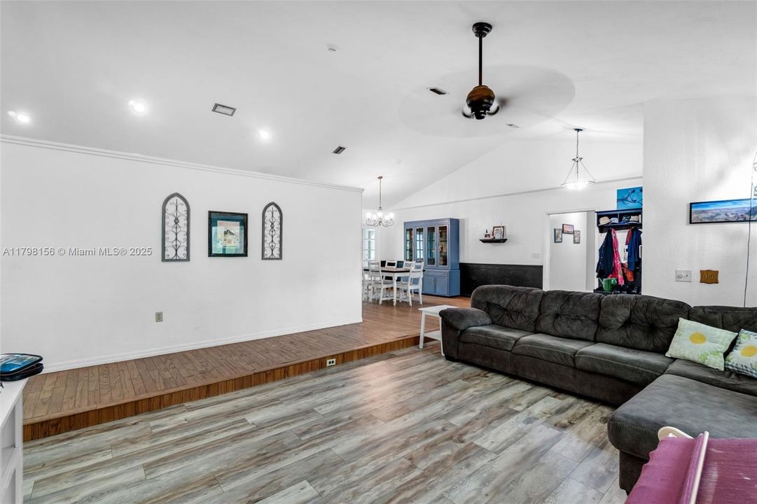 Vendido Recientemente: $815,000 (4 camas, 2 baños, 3154 Pies cuadrados)