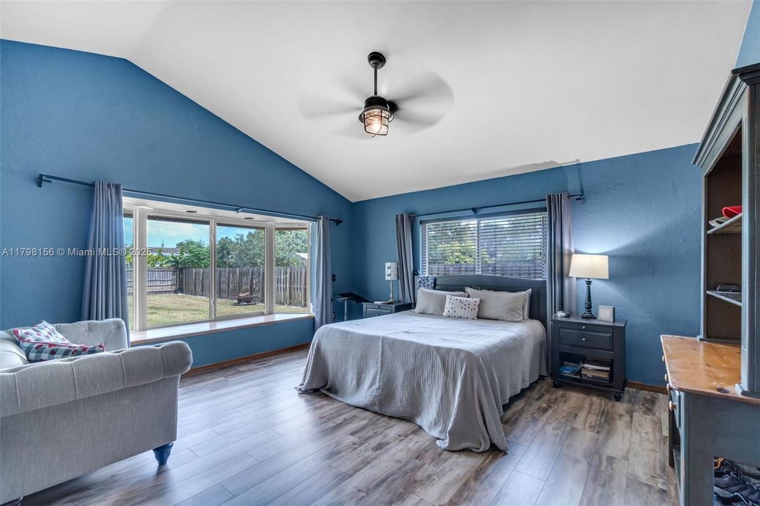 Vendido Recientemente: $815,000 (4 camas, 2 baños, 3154 Pies cuadrados)