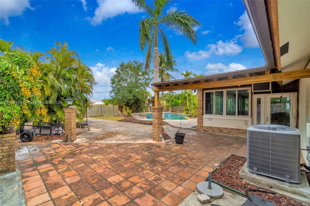 Vendido Recientemente: $815,000 (4 camas, 2 baños, 3154 Pies cuadrados)