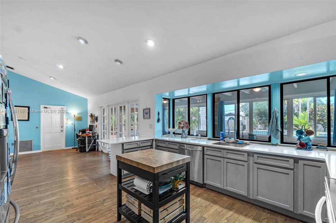 Vendido Recientemente: $815,000 (4 camas, 2 baños, 3154 Pies cuadrados)