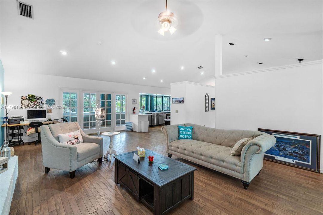 Vendido Recientemente: $815,000 (4 camas, 2 baños, 3154 Pies cuadrados)