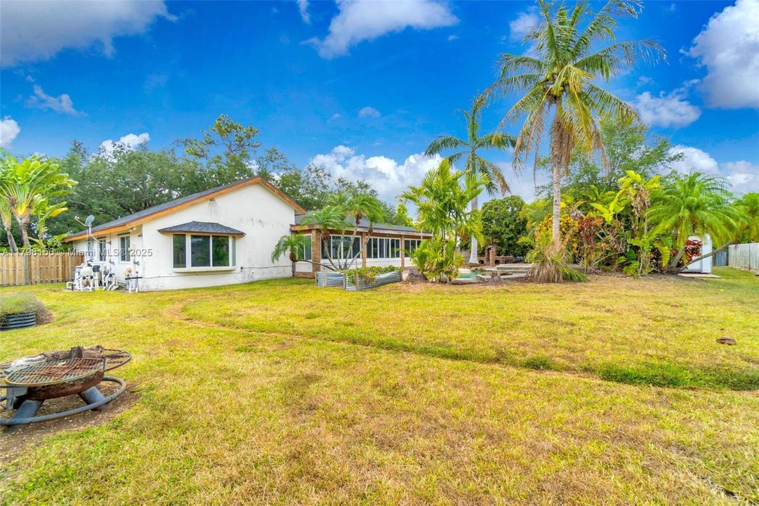 Vendido Recientemente: $815,000 (4 camas, 2 baños, 3154 Pies cuadrados)