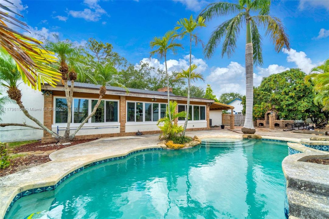 Vendido Recientemente: $815,000 (4 camas, 2 baños, 3154 Pies cuadrados)