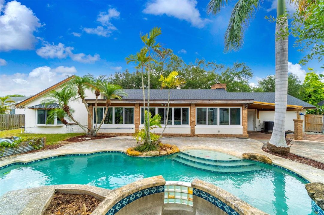 Vendido Recientemente: $815,000 (4 camas, 2 baños, 3154 Pies cuadrados)