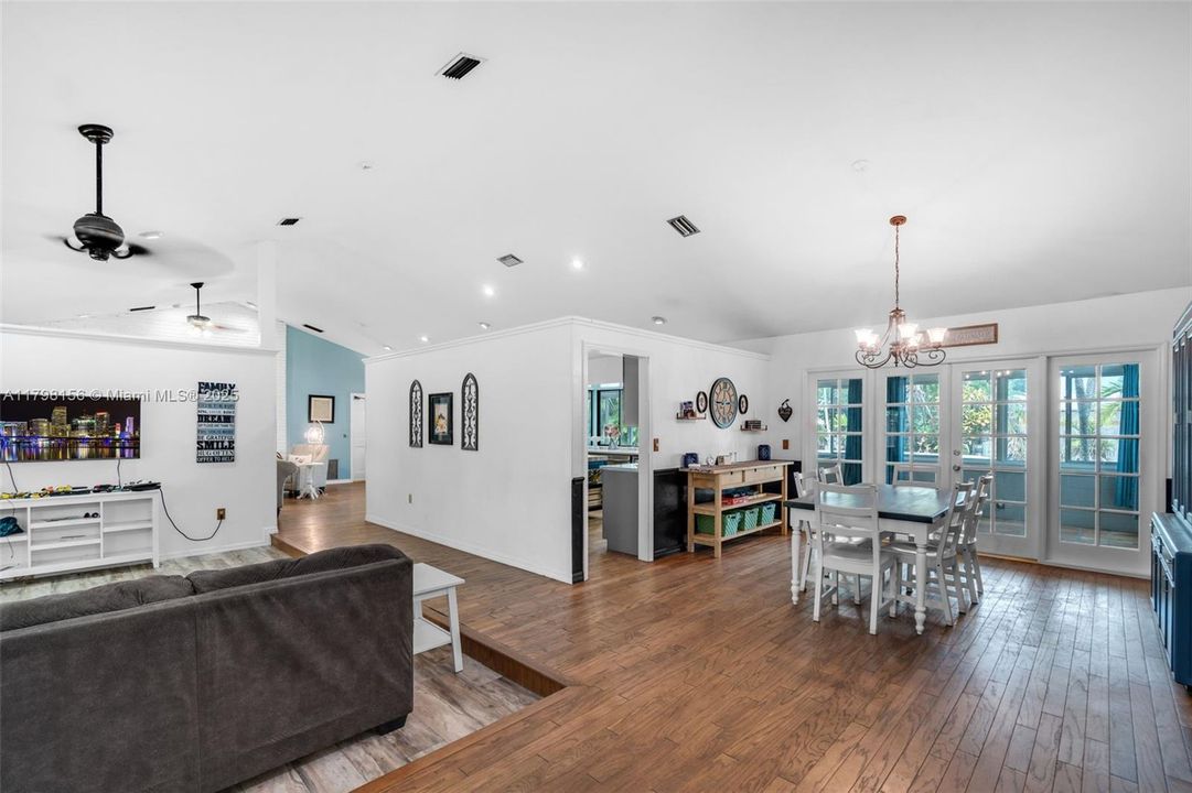 Vendido Recientemente: $815,000 (4 camas, 2 baños, 3154 Pies cuadrados)