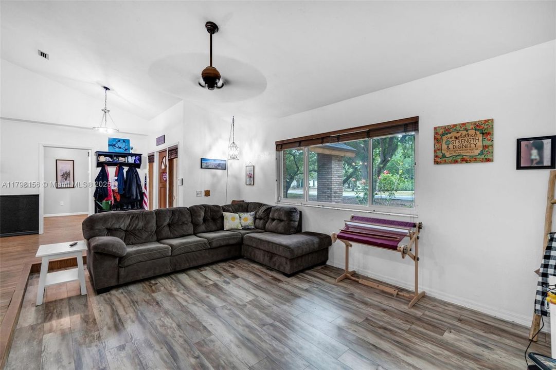 Vendido Recientemente: $815,000 (4 camas, 2 baños, 3154 Pies cuadrados)