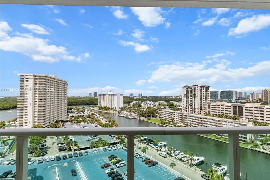 Recently Sold: $335,000 (1 beds, 1 baths, 991 Square Feet)