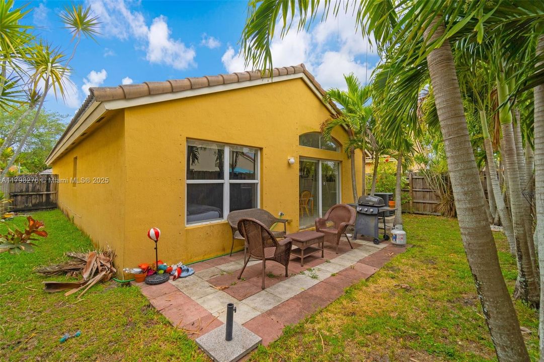 Недавно продано: $279,912 (3 спален, 2 ванн, 1336 Квадратных фут)