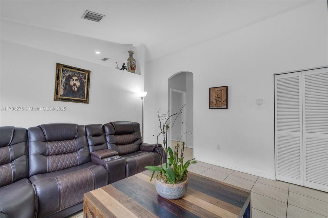 Недавно продано: $279,912 (3 спален, 2 ванн, 1336 Квадратных фут)