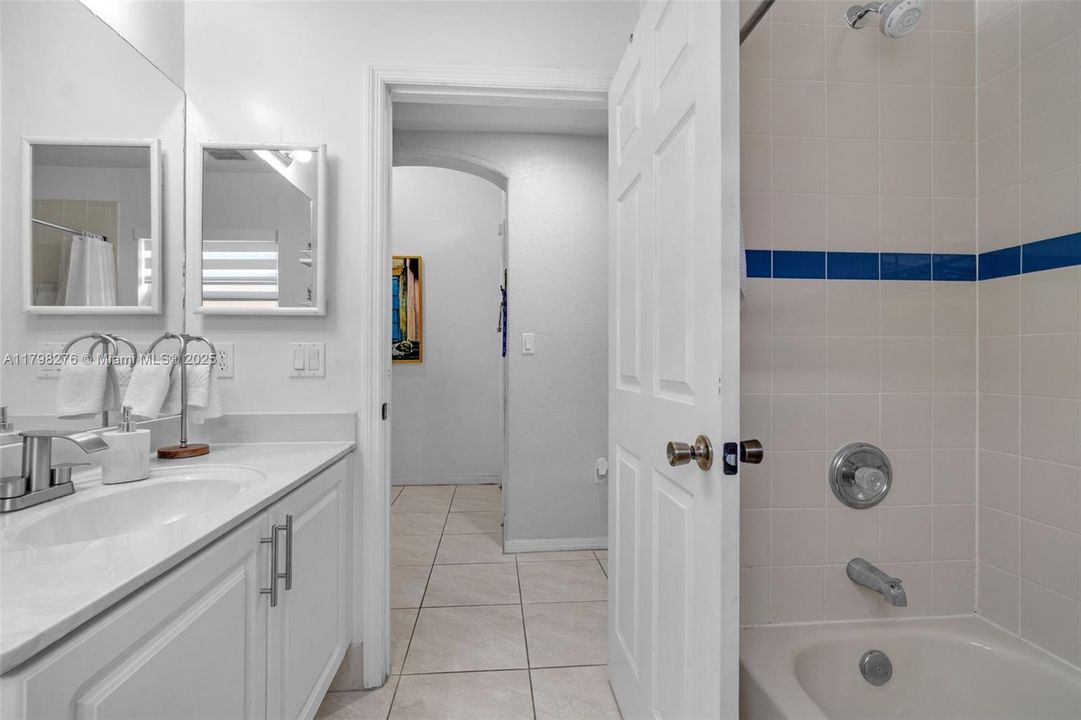 Недавно продано: $279,912 (3 спален, 2 ванн, 1336 Квадратных фут)