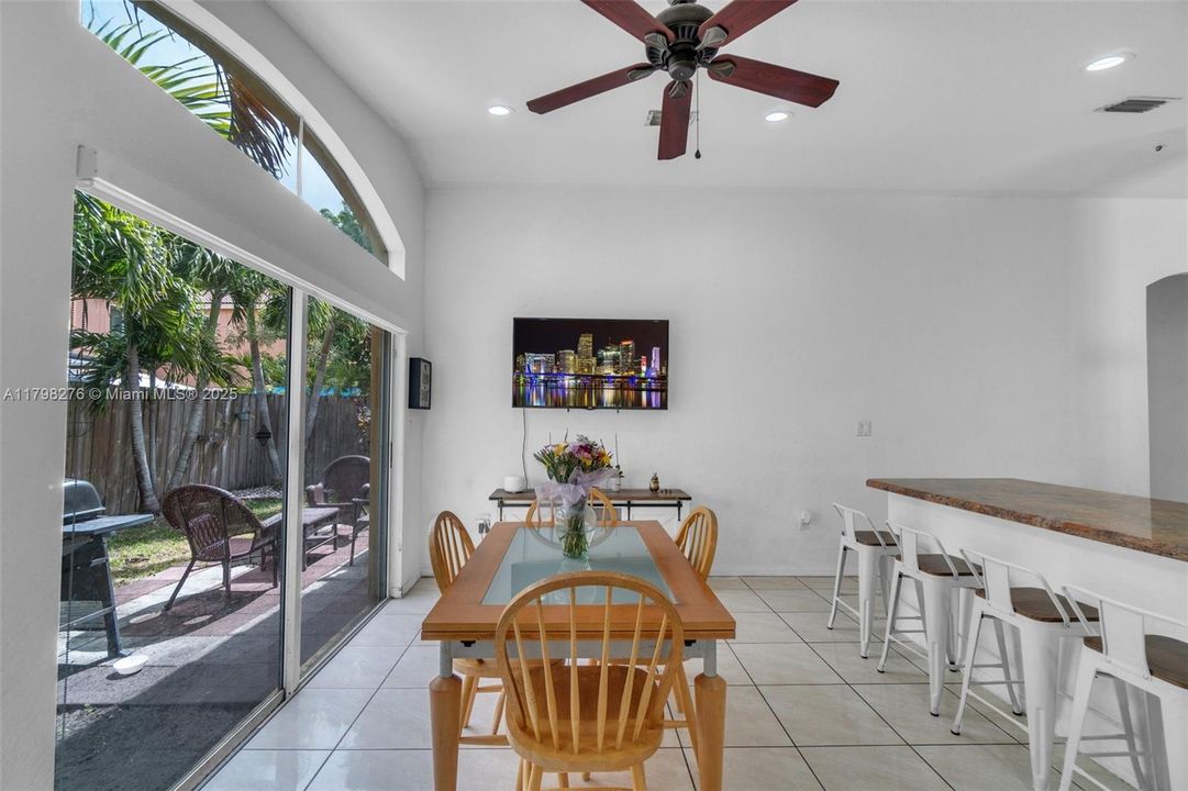 Недавно продано: $279,912 (3 спален, 2 ванн, 1336 Квадратных фут)