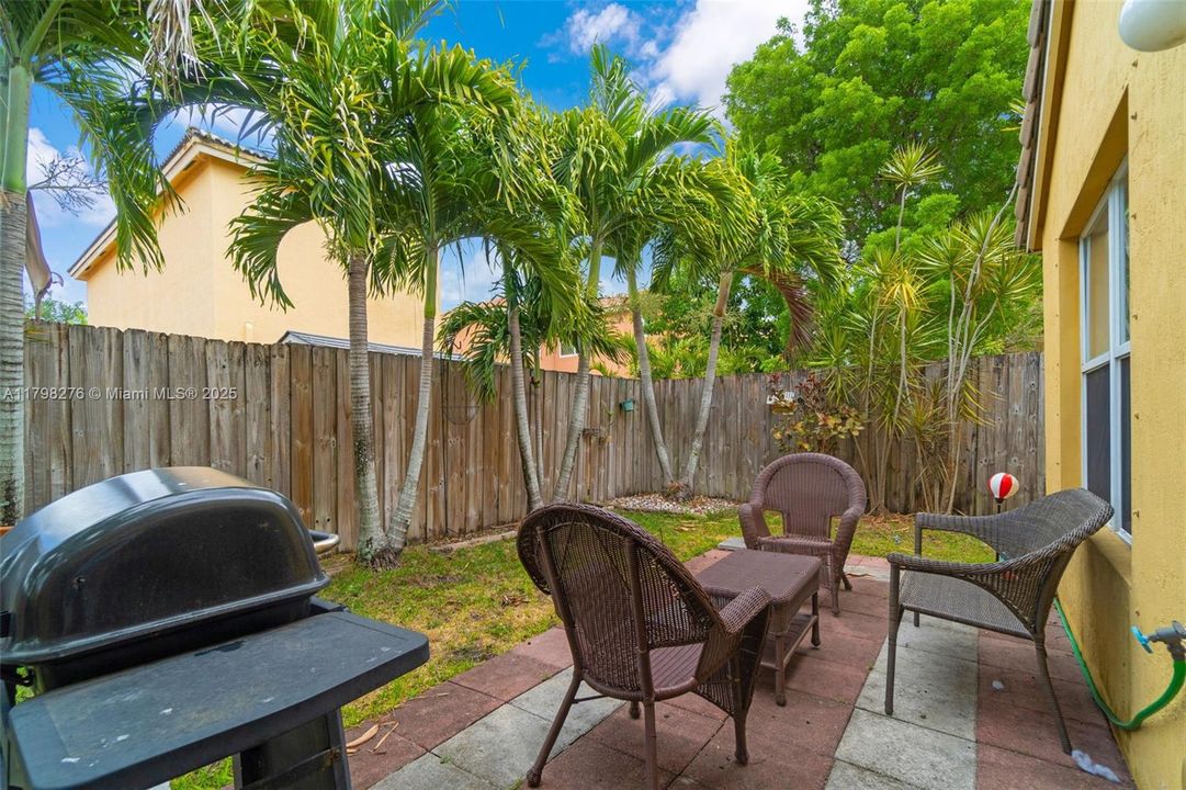 Недавно продано: $279,912 (3 спален, 2 ванн, 1336 Квадратных фут)