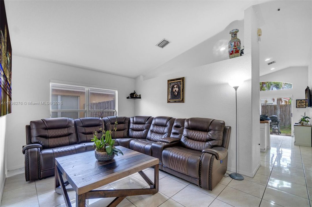 Недавно продано: $279,912 (3 спален, 2 ванн, 1336 Квадратных фут)