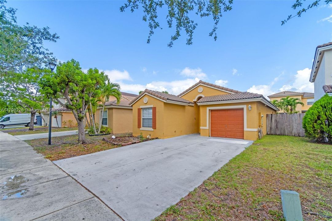 Недавно продано: $279,912 (3 спален, 2 ванн, 1336 Квадратных фут)