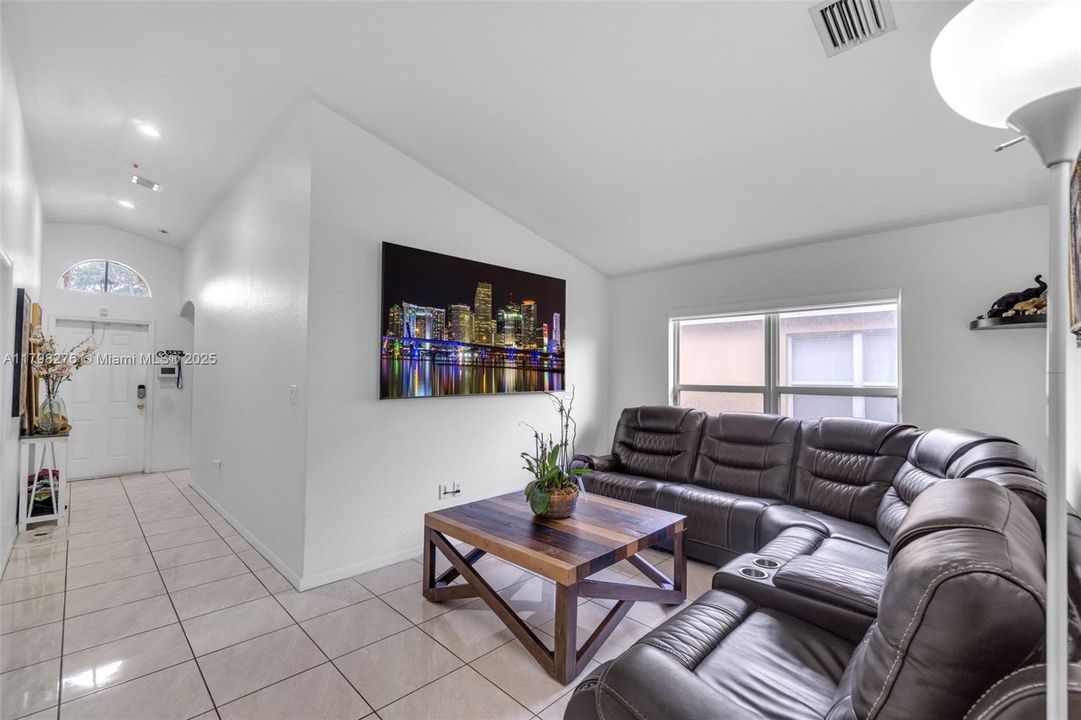 Недавно продано: $279,912 (3 спален, 2 ванн, 1336 Квадратных фут)