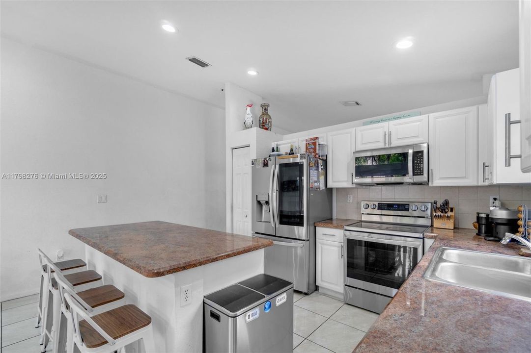 Недавно продано: $279,912 (3 спален, 2 ванн, 1336 Квадратных фут)