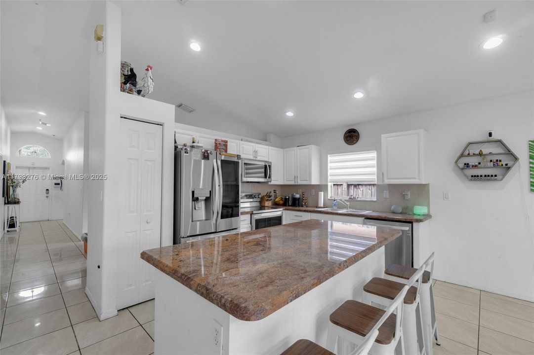 Недавно продано: $279,912 (3 спален, 2 ванн, 1336 Квадратных фут)