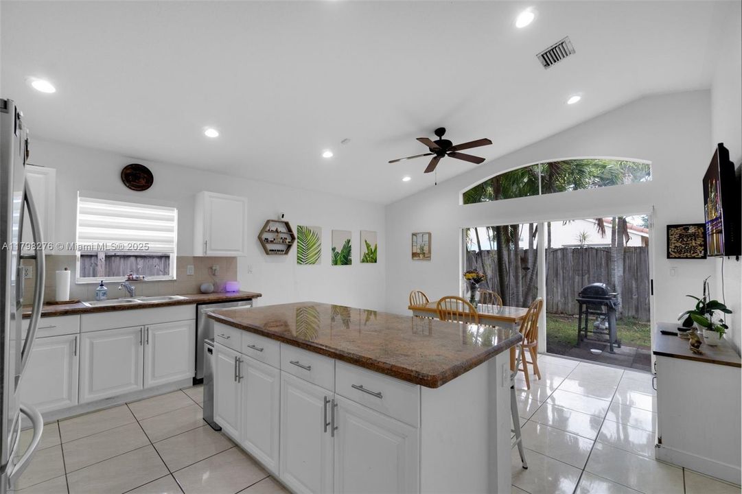 Недавно продано: $279,912 (3 спален, 2 ванн, 1336 Квадратных фут)