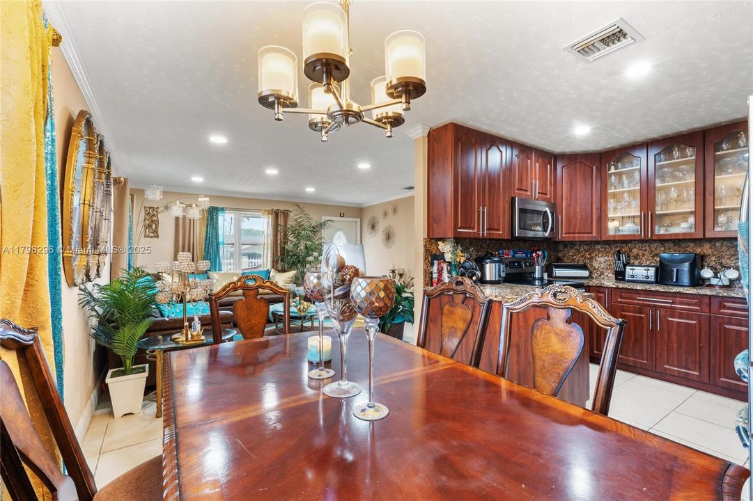 Vendido Recientemente: $429,000 (2 camas, 2 baños, 1080 Pies cuadrados)