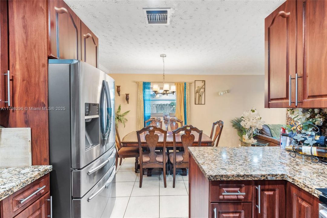 Vendido Recientemente: $429,000 (2 camas, 2 baños, 1080 Pies cuadrados)