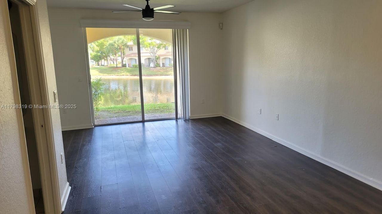 На продажу: $349,999 (2 спален, 2 ванн, 1037 Квадратных фут)