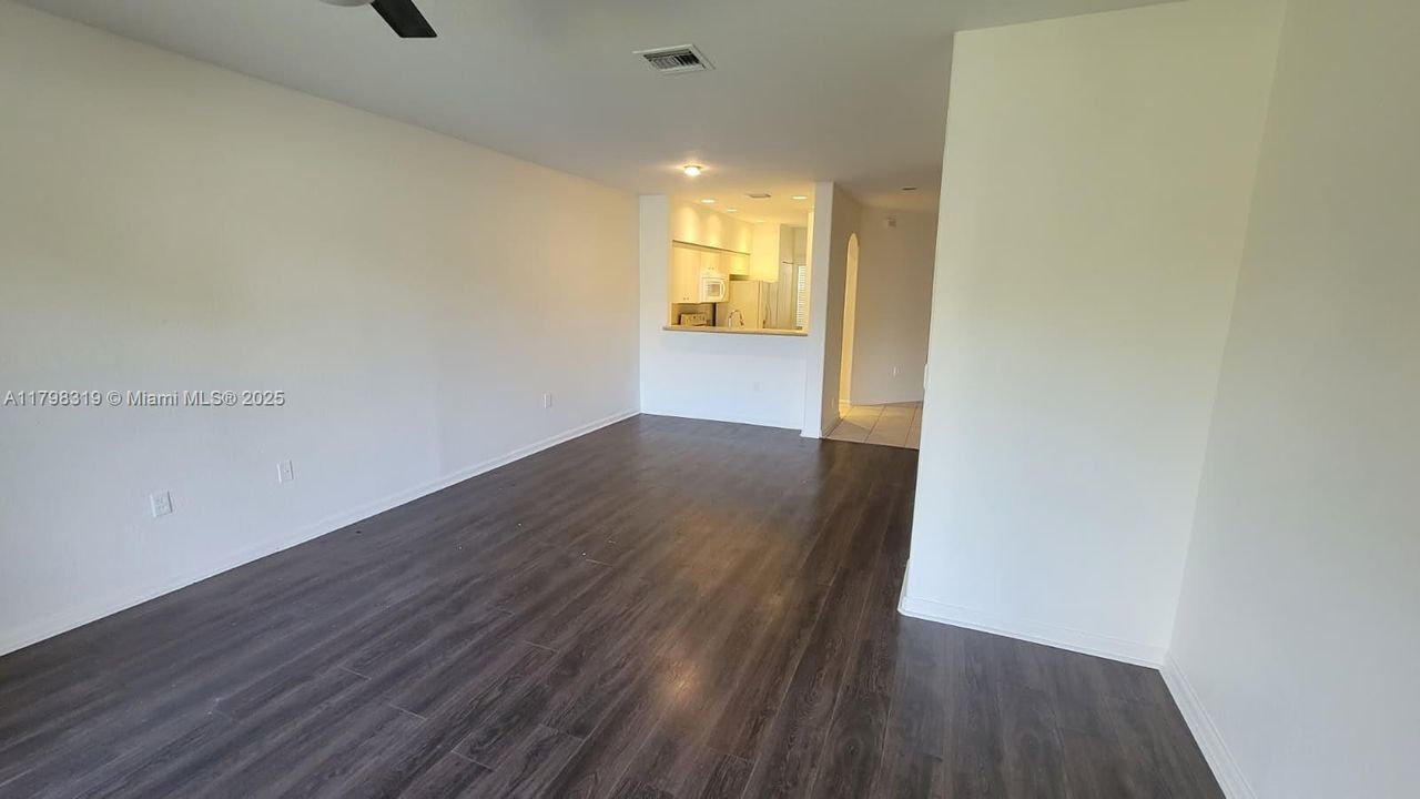 На продажу: $349,999 (2 спален, 2 ванн, 1037 Квадратных фут)