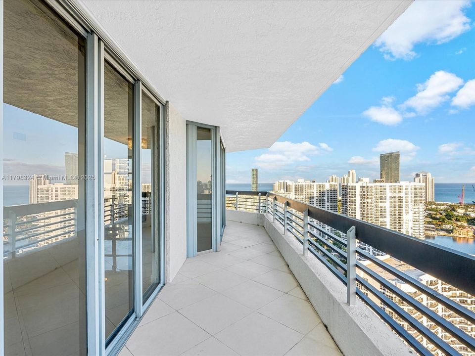 待售: $689,000 (2 贝兹, 2 浴室, 1447 平方英尺)