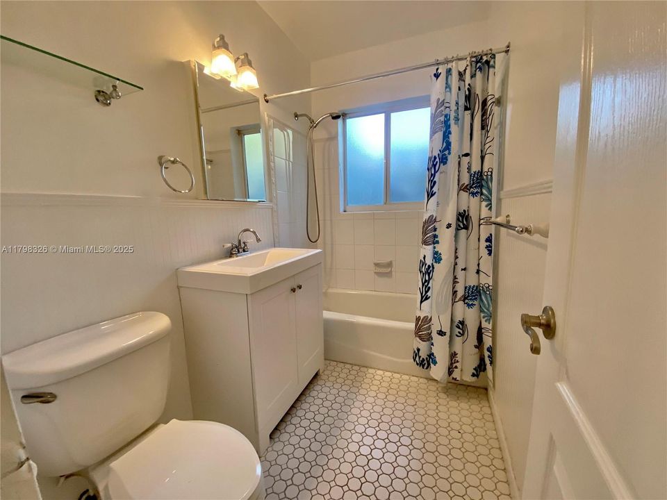 Recently Rented: $4,500 (3 beds, 2 baths, 1384 Square Feet)