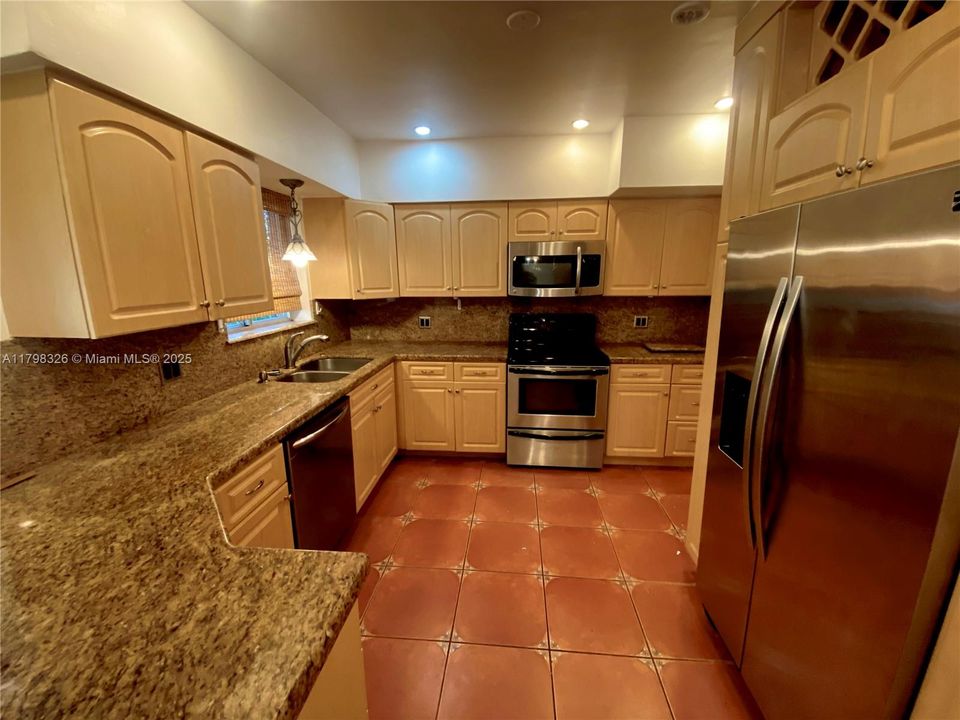 Recently Rented: $4,500 (3 beds, 2 baths, 1384 Square Feet)